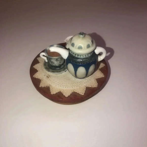 Miniature piece to sit on one of your shelve - Picture 1 of 2